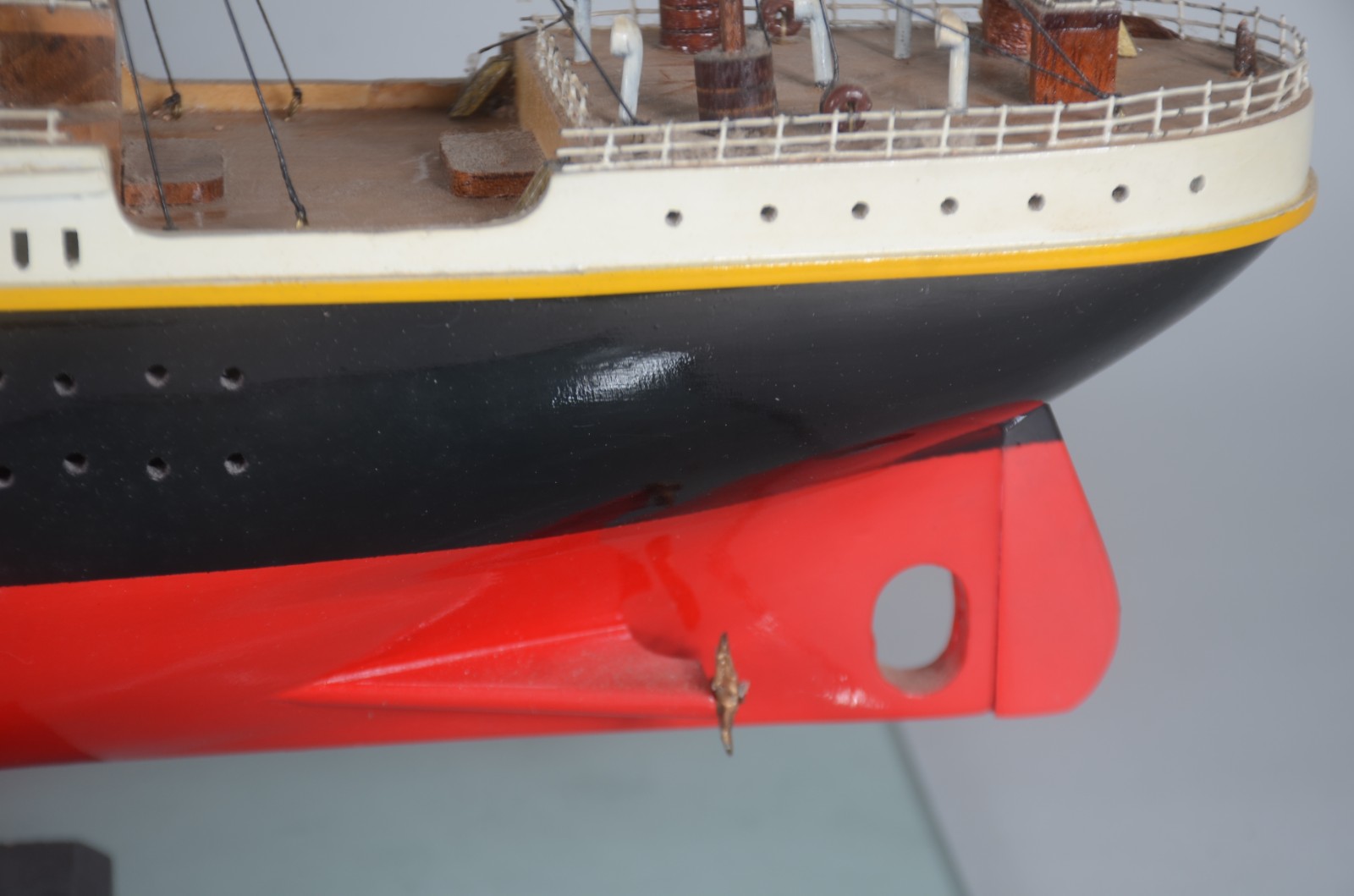 Titanic - Miniatura do famoso navio em madeira e resina. Pequenas... - foto 6 de 10