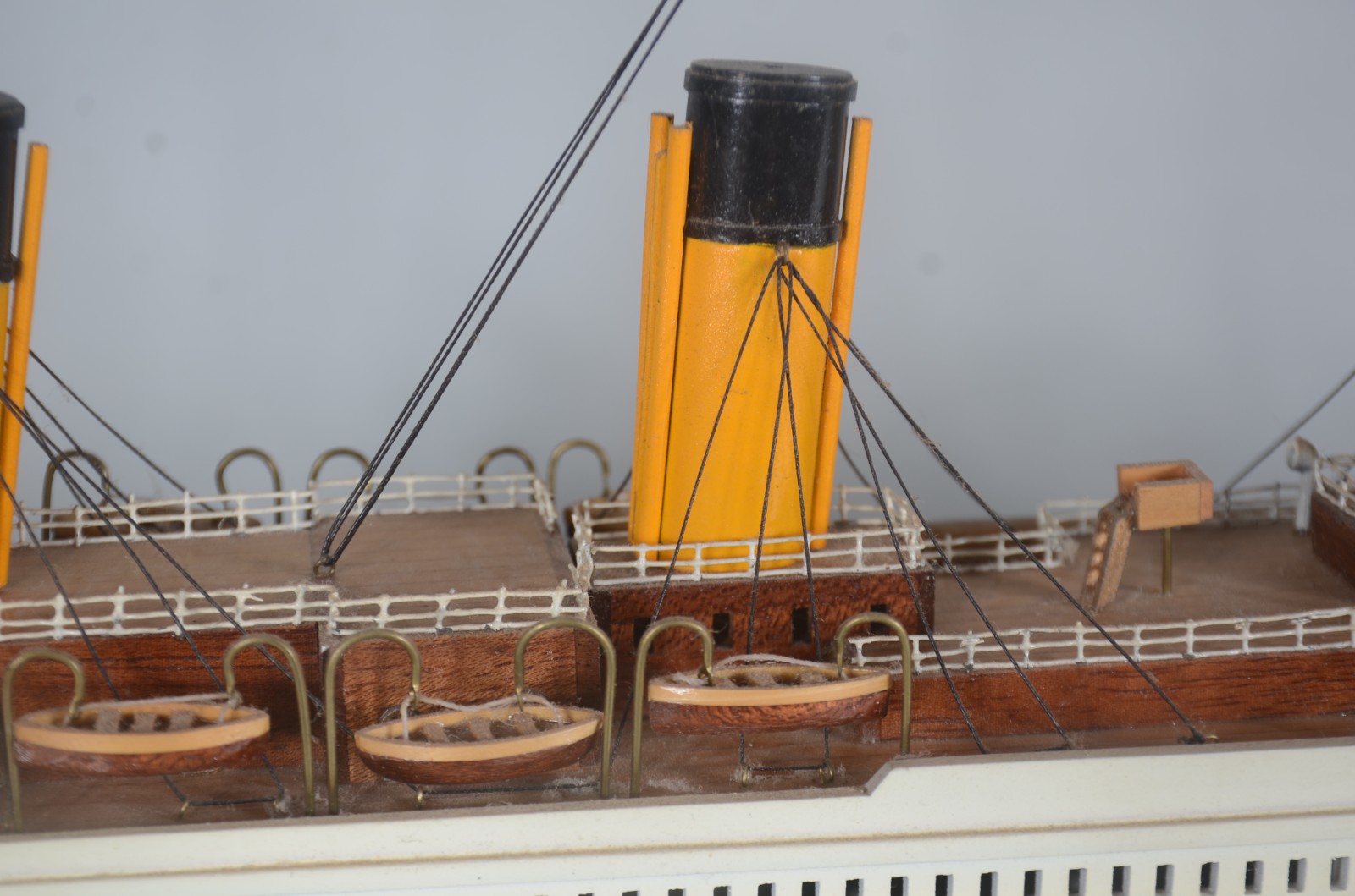 Titanic - Miniatura do famoso navio em madeira e resina. Pequenas... - foto 7 de 10
