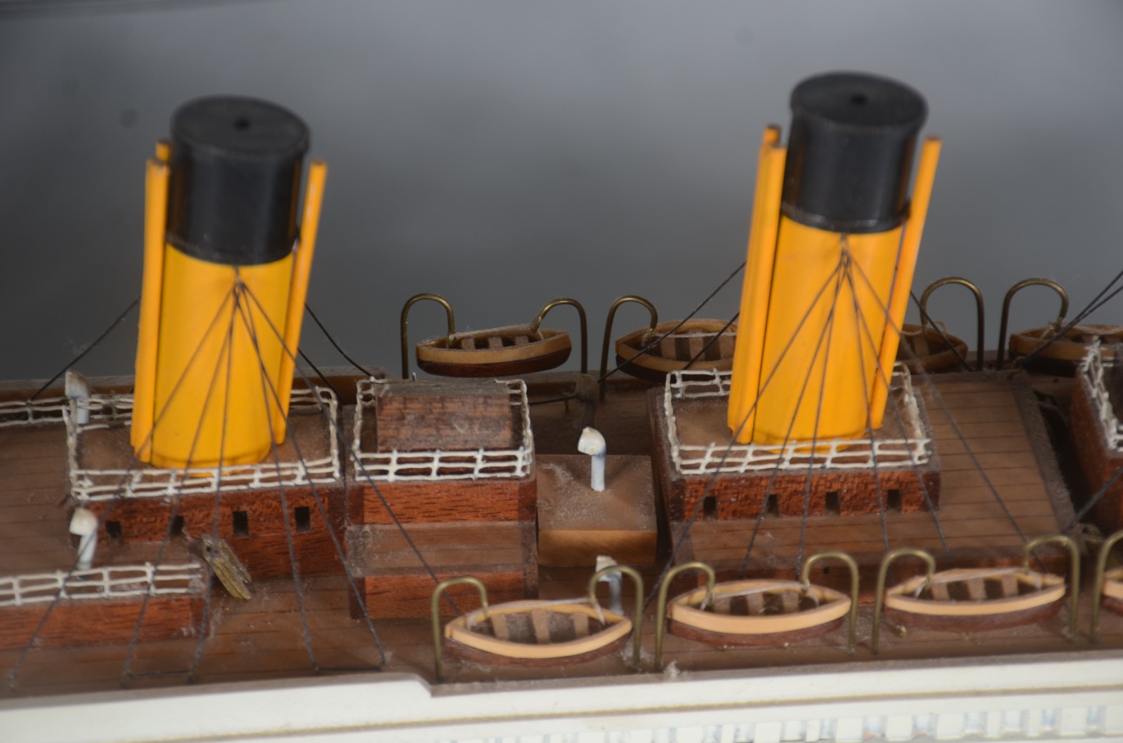 Titanic - Miniatura do famoso navio em madeira e resina. Pequenas... - foto 8 de 10