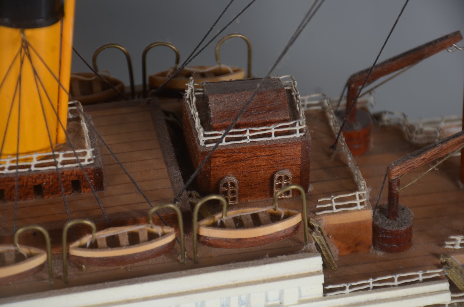 Titanic - Miniatura do famoso navio em madeira e resina. Pequenas... - foto 9 de 10