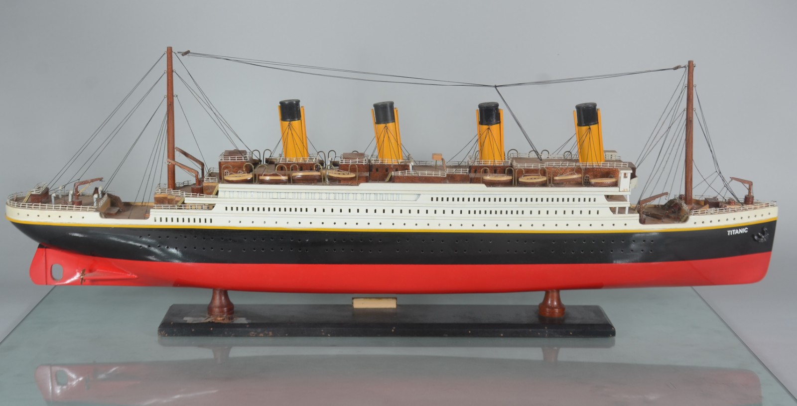Titanic - Miniatura do famoso navio em madeira e resina. Pequenas... - foto 10 de 10
