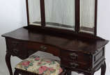 Penteadeira de madeira nobre estilo Luis XV, tr... - Penteadeira de madeira nobre estilo Luis XV, tres espelhos de cristal bisotado, acompanha banqueta estofada.