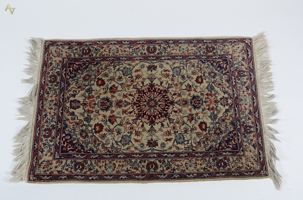 Tapete oriental. Medidas 0,93 x 0,63 m.