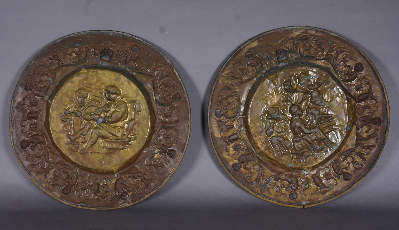 Par de antigos medalhões de metal dourado com figuras de musicistas... - foto 5 de 7