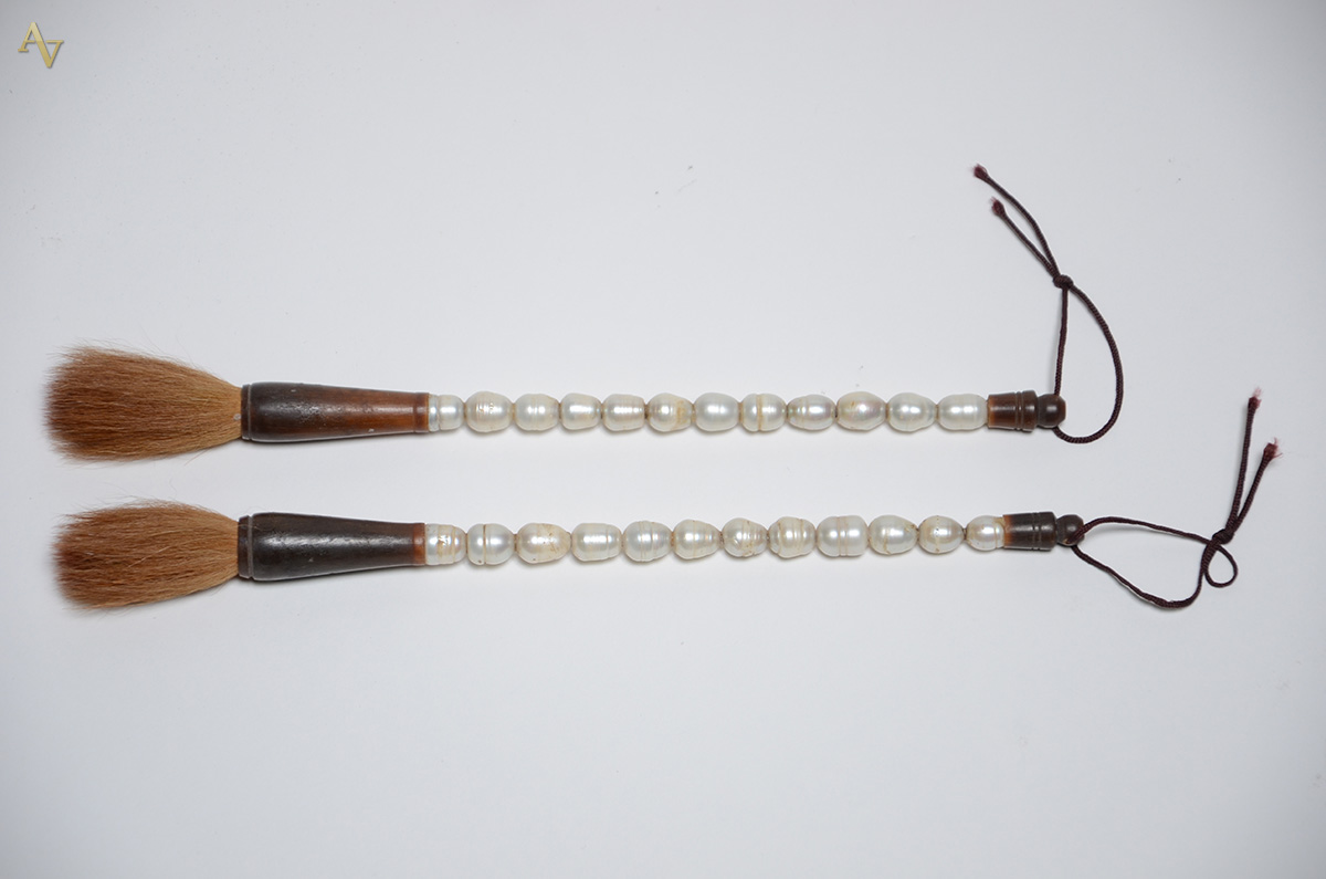 Dois pincéis chineses. Comprimento 23 cm cada.