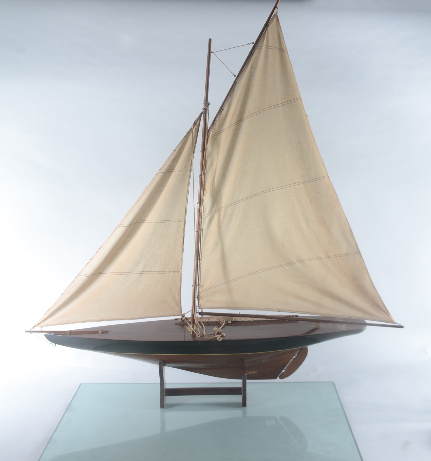 Miniatura de barco a vela decorativo de madeira. - foto 1 de 7