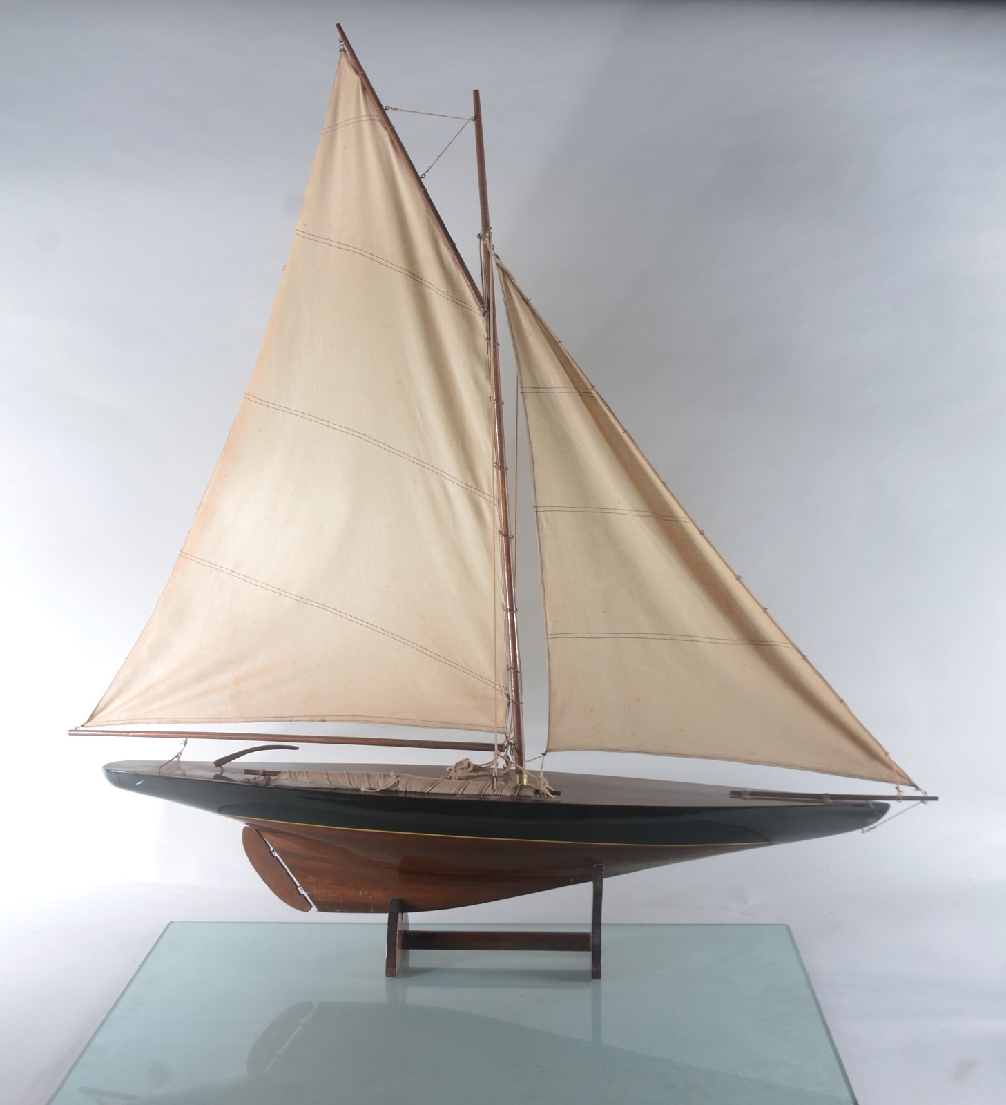 Miniatura de barco a vela decorativo de madeira. - foto 7 de 7