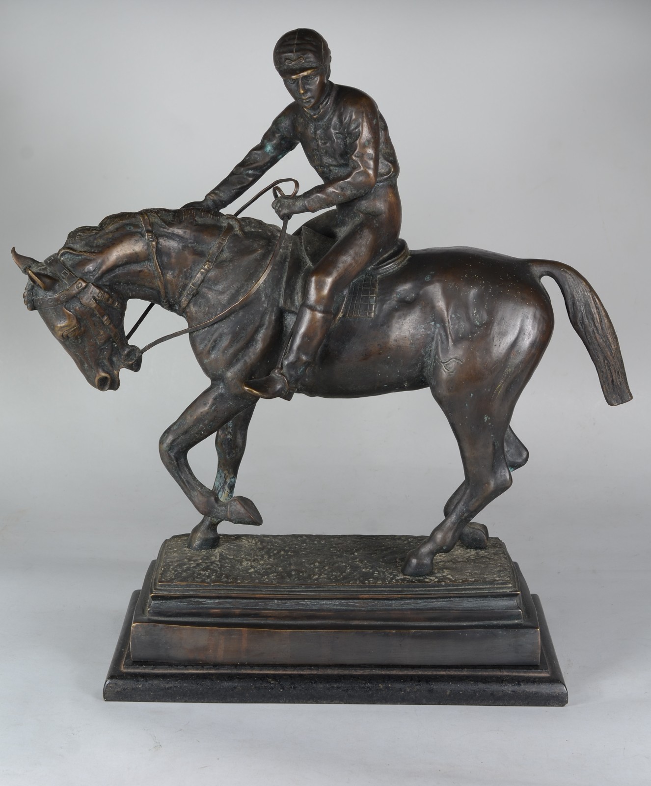 Grande escultura de petit bronze representando cavalo com jóquei... - foto 2 de 9