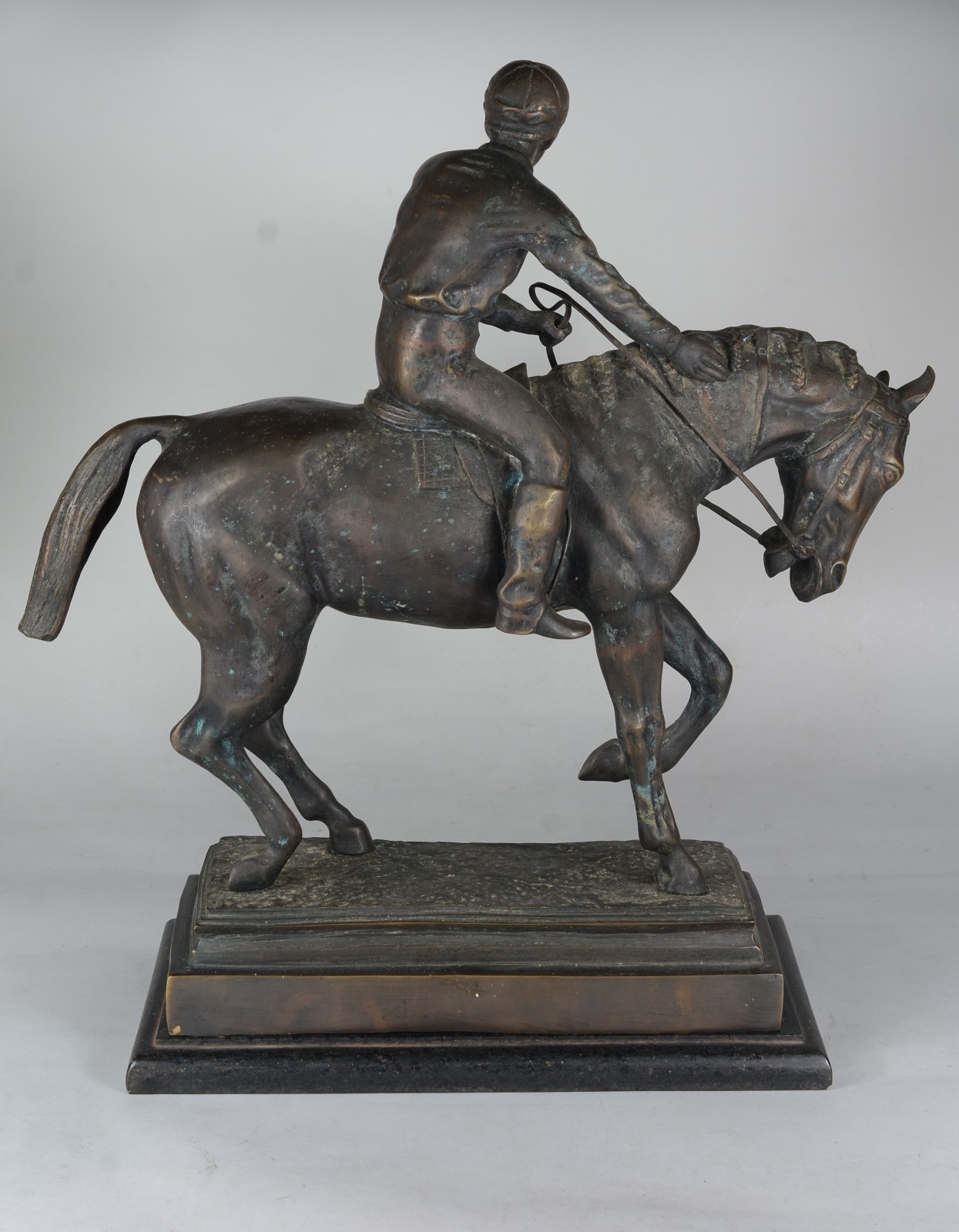 Grande escultura de petit bronze representando cavalo com jóquei... - foto 3 de 9