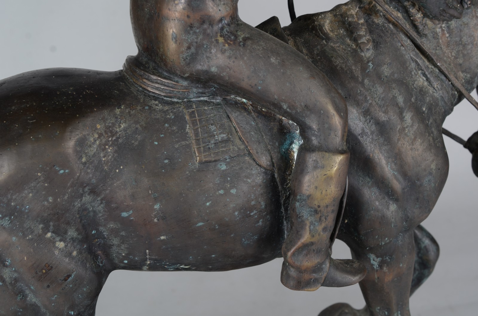 Grande escultura de petit bronze representando cavalo com jóquei... - foto 6 de 9