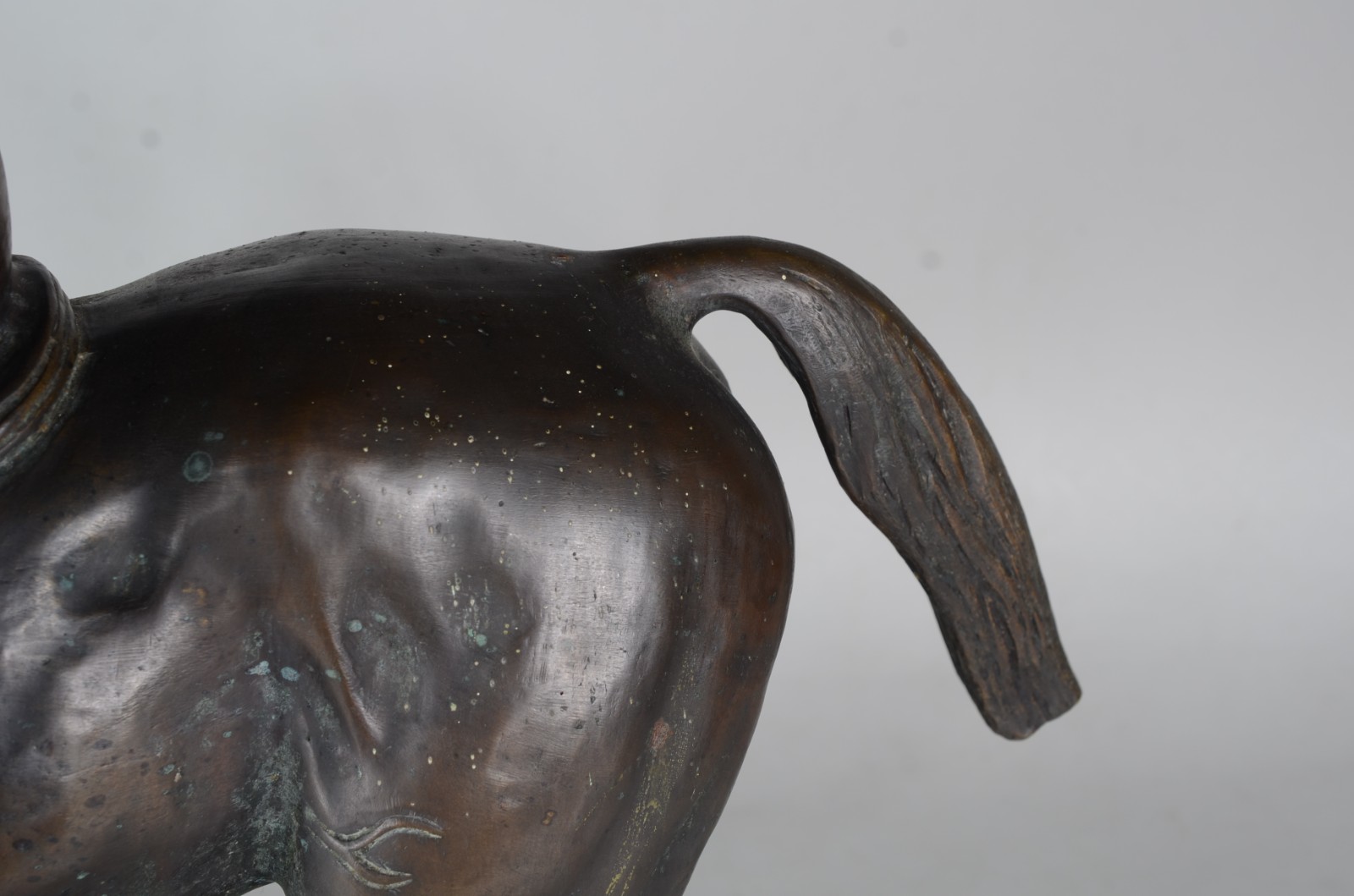 Grande escultura de petit bronze representando cavalo com jóquei... - foto 7 de 9