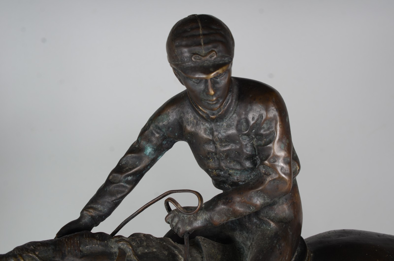 Grande escultura de petit bronze representando cavalo com jóquei... - foto 8 de 9