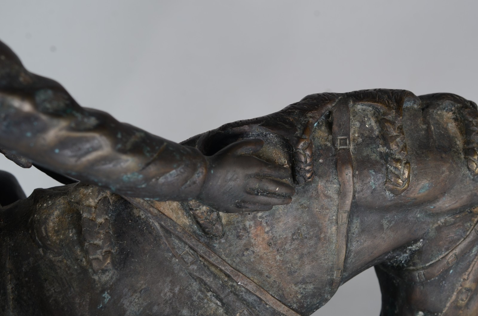 Grande escultura de petit bronze representando cavalo com jóquei... - foto 9 de 9