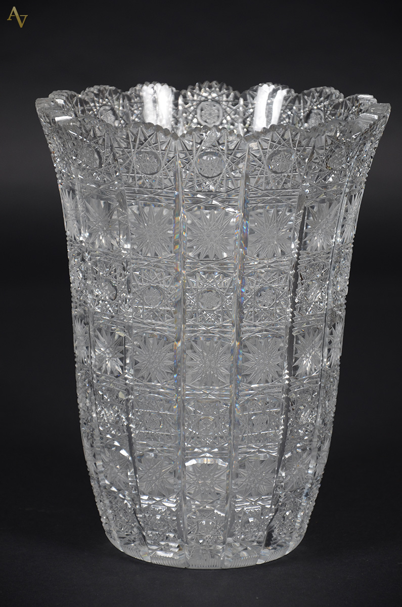 Vaso de cristal tcheco lapidado. Altura 26 cm.