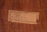 Par de mesas auxiliares de madeira nobre com 2 ... - Par de mesas auxiliares de madeira nobre com 2 portas entalhadas e prateleiras internas. Com selo Móveis e Decorações Roca.