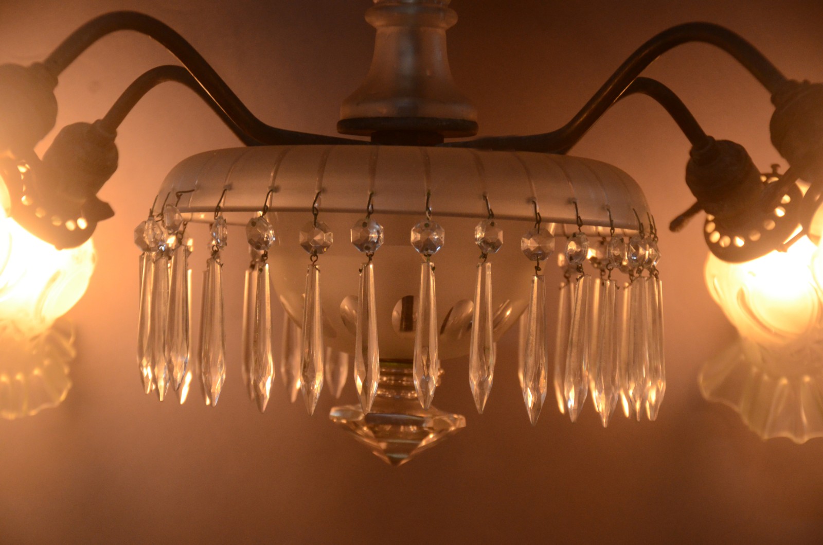 Antigo lustre para 4 luzes, estrutura de metal com bacia central de... - foto 8 de 9