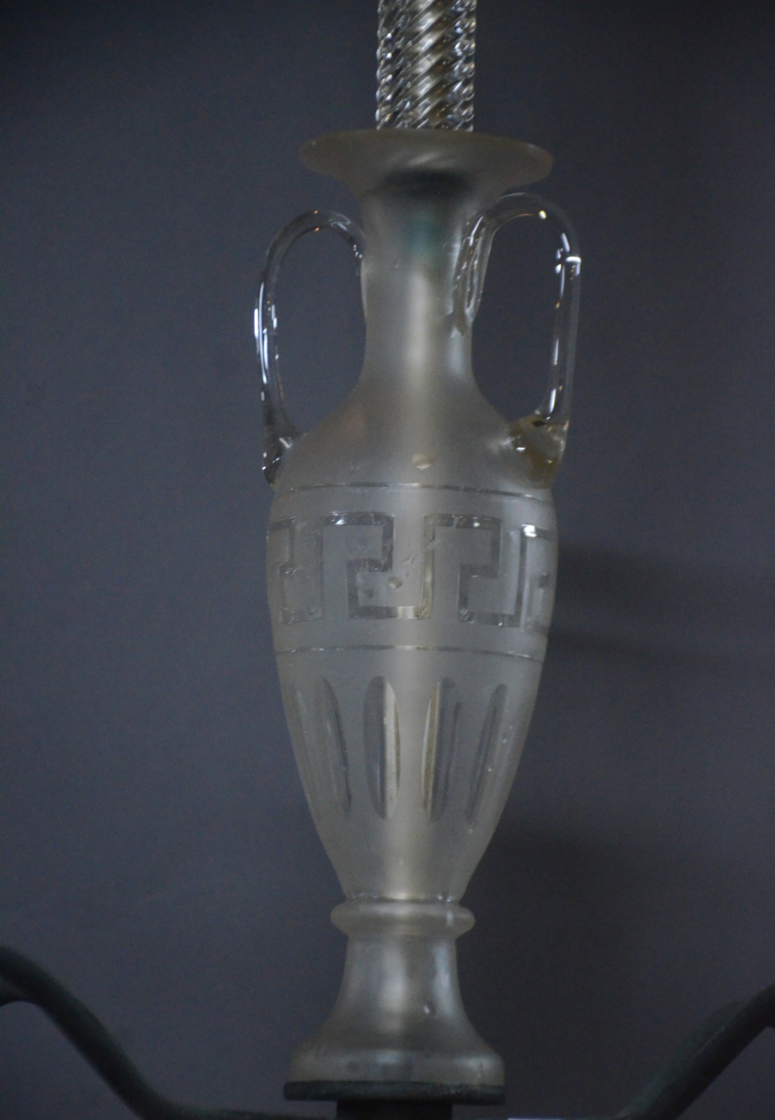 Antigo lustre para 4 luzes, estrutura de metal com bacia central de... - foto 6 de 9