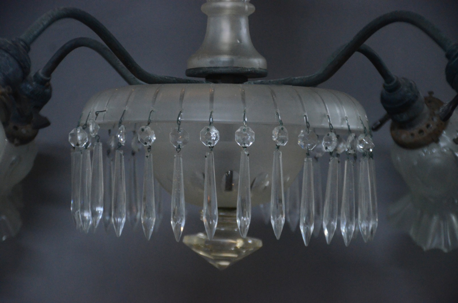 Antigo lustre para 4 luzes, estrutura de metal com bacia central de... - foto 4 de 9