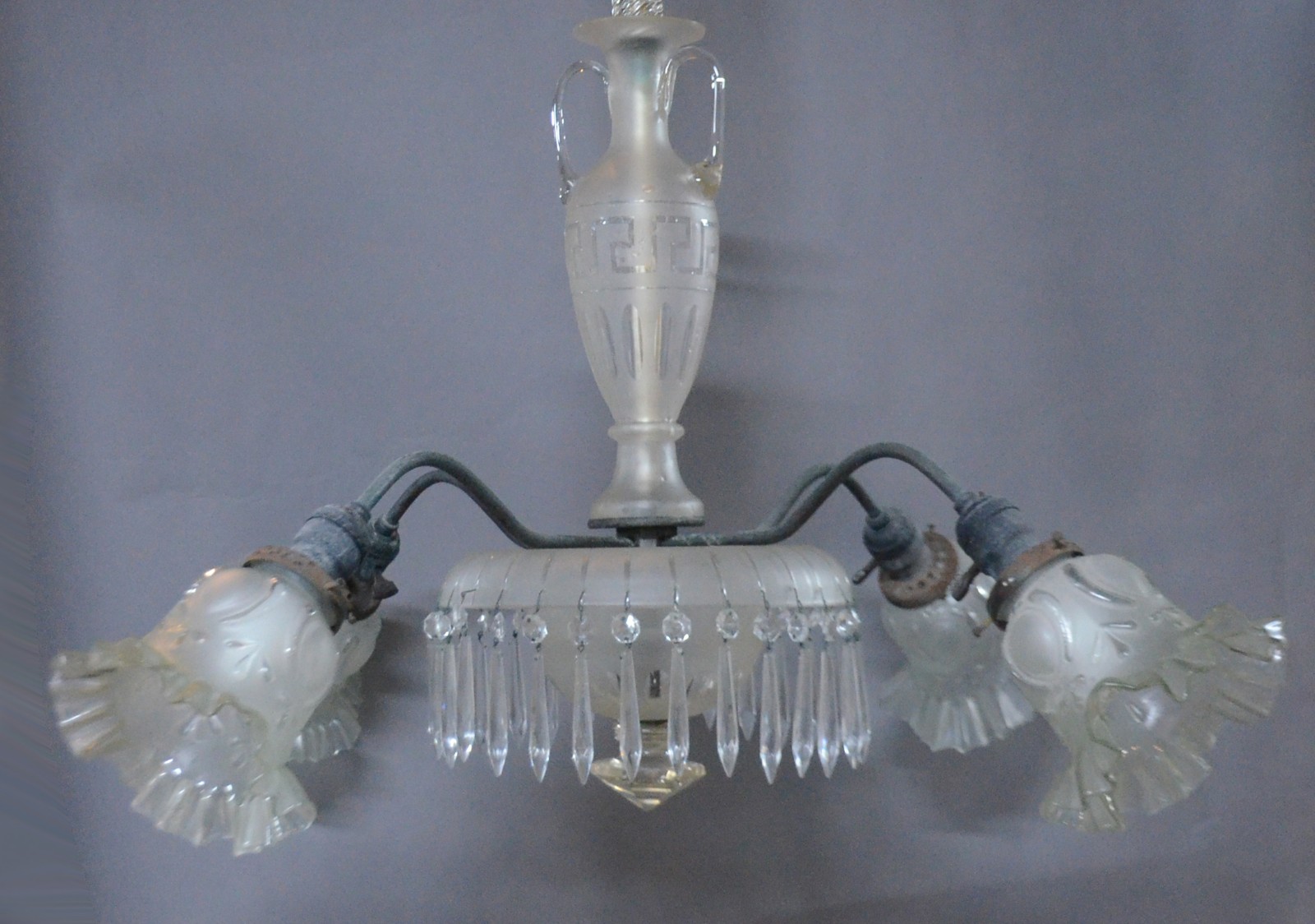 Antigo lustre para 4 luzes, estrutura de metal com bacia central de... - foto 1 de 9