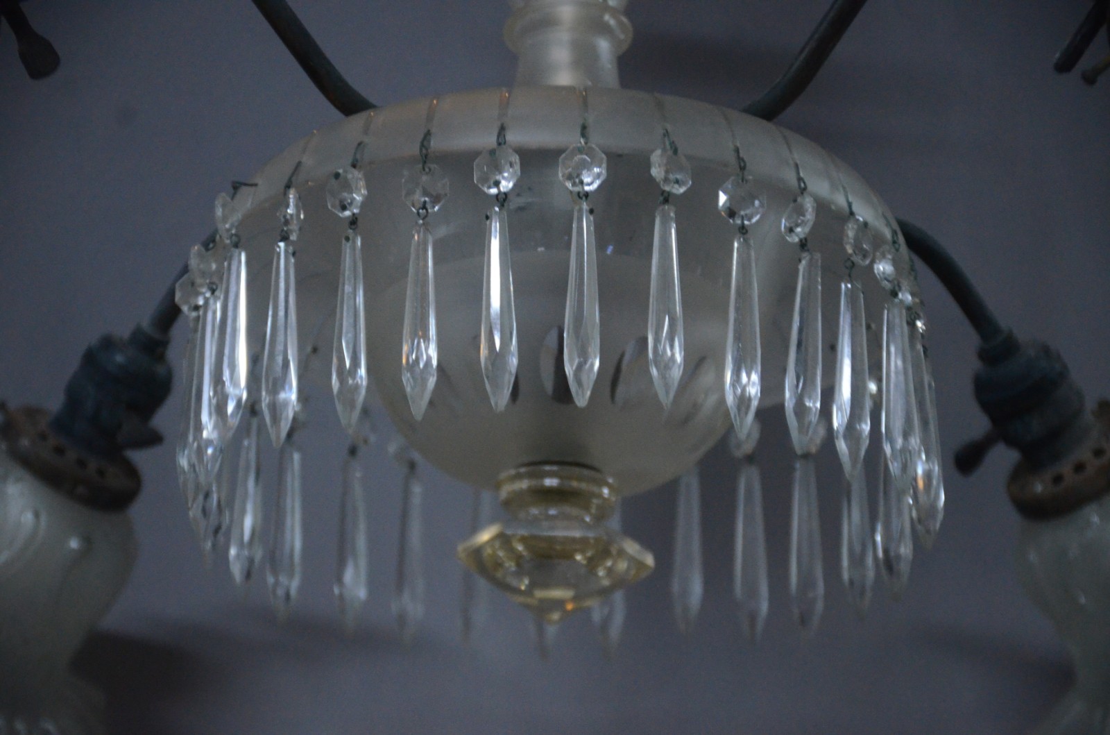 Antigo lustre para 4 luzes, estrutura de metal com bacia central de... - foto 3 de 9
