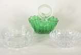 Três peças diversas, sendo: cesta de murano (tr... - Três peças diversas, sendo: cesta de murano (trincada), 2 bolws tcheco sendo um de cristal e um outro de vidro.