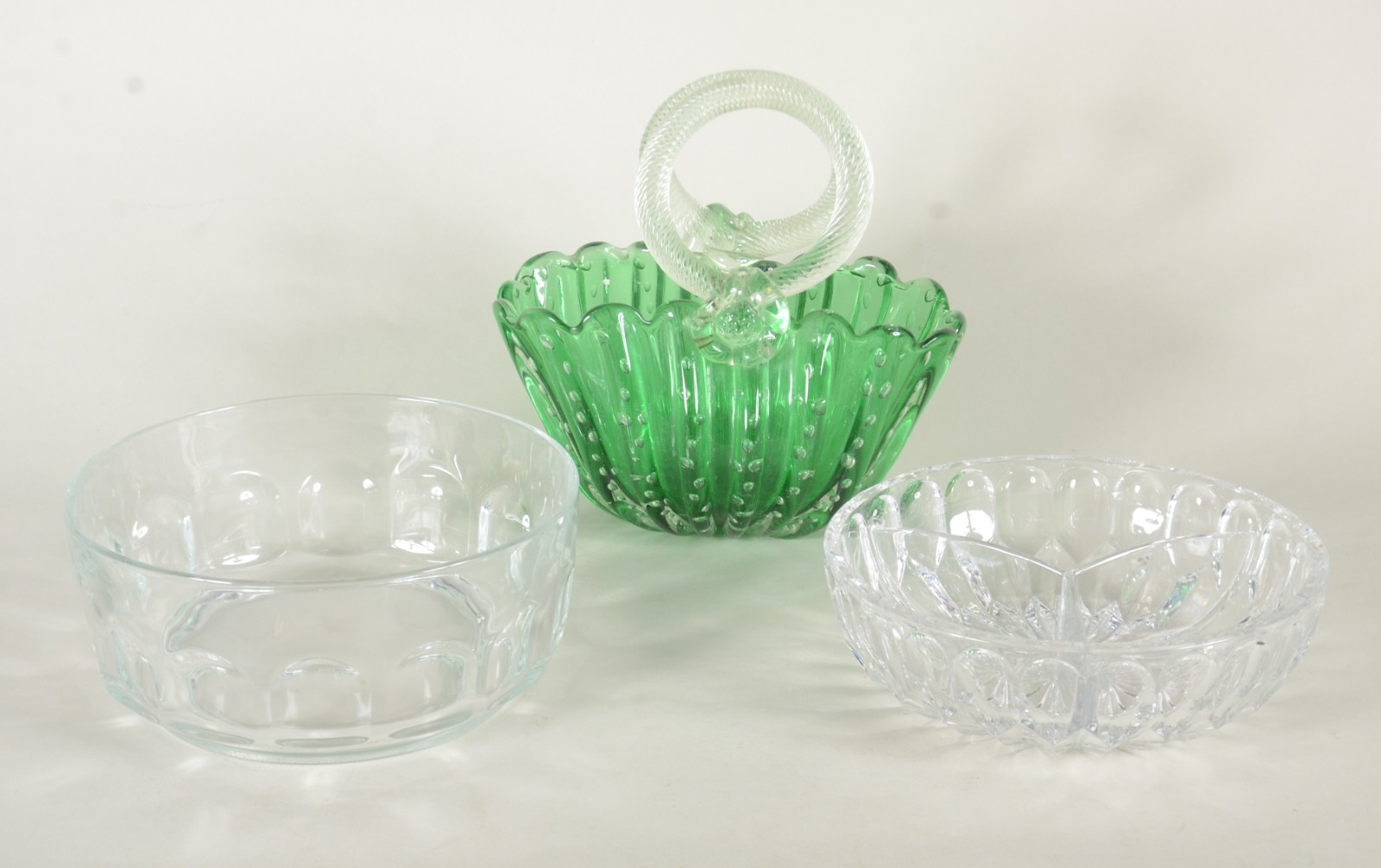 Três peças diversas, sendo: cesta de murano (trincada), 2 bolws... - foto 2 de 9