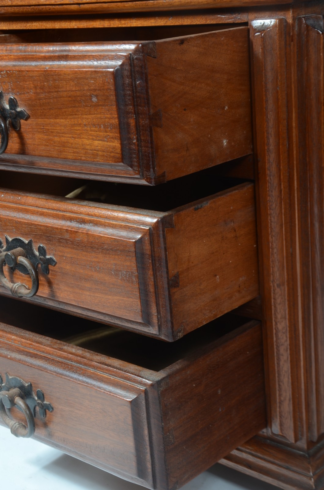 Par de mesas laterais de madeira nobre, 3 gavetas com puxadores de... - foto 6 de 9