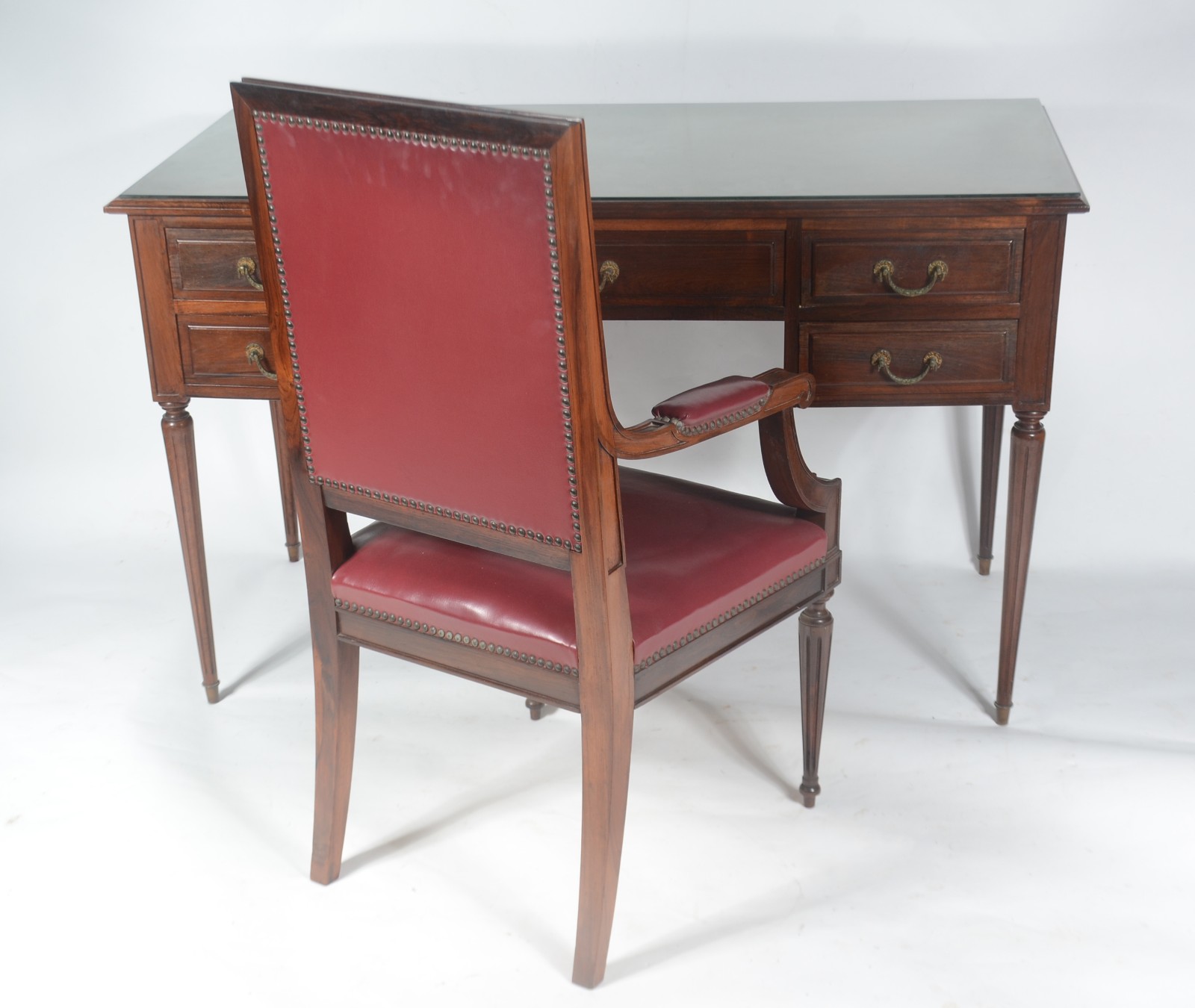 Mesa de escritório de madeira nobre, cinco gavetas, puxadores de... - foto 1 de 10