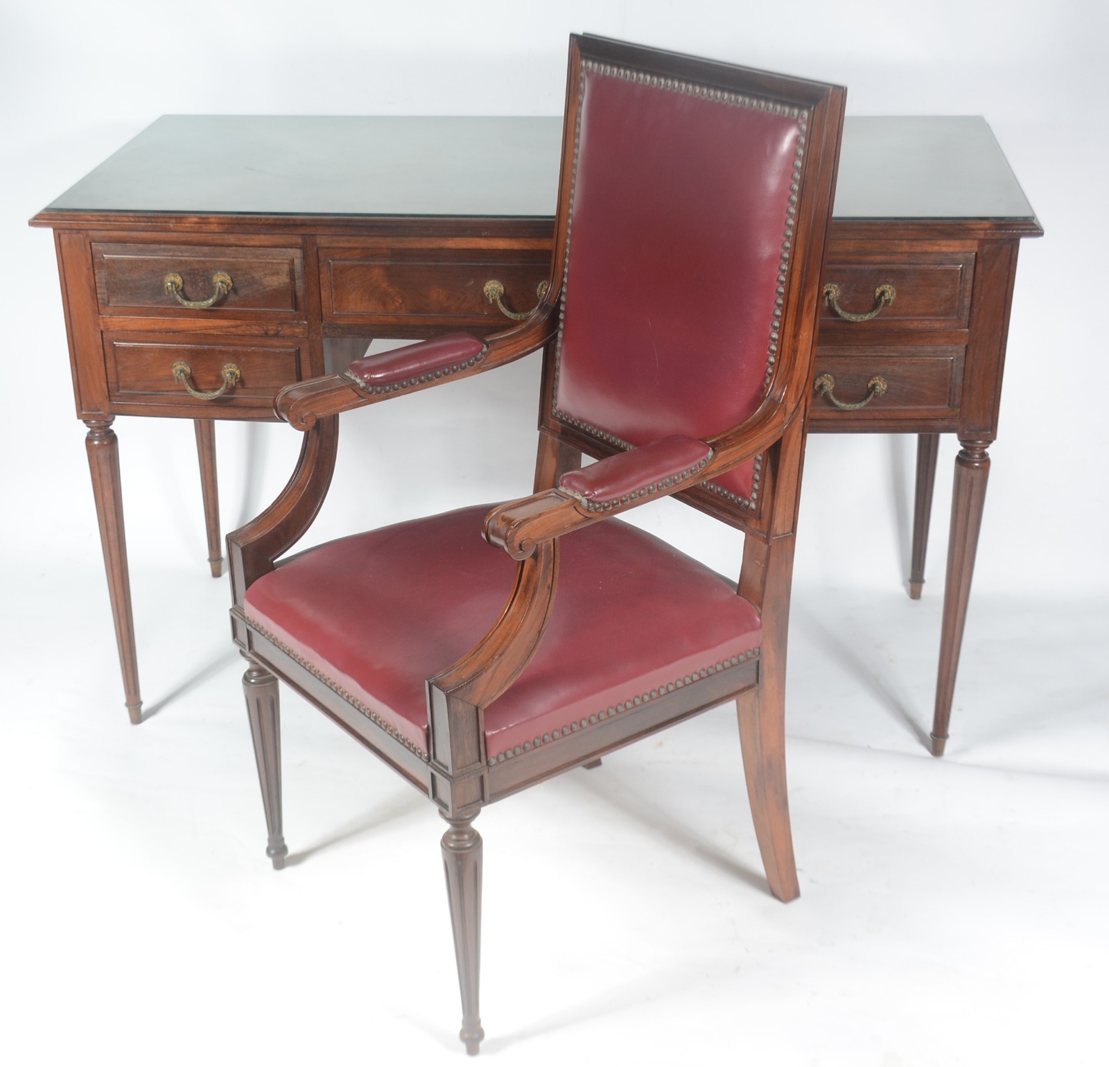 Mesa de escritório de madeira nobre, cinco gavetas, puxadores de... - foto 2 de 10