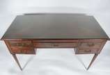 Mesa de escritório de madeira nobre, cinco gave... - Mesa de escritório de madeira nobre, cinco gavetas, puxadores de metal, pernas frisadas (lateral com defeito). Acompanha cadeira de madeira nobr...