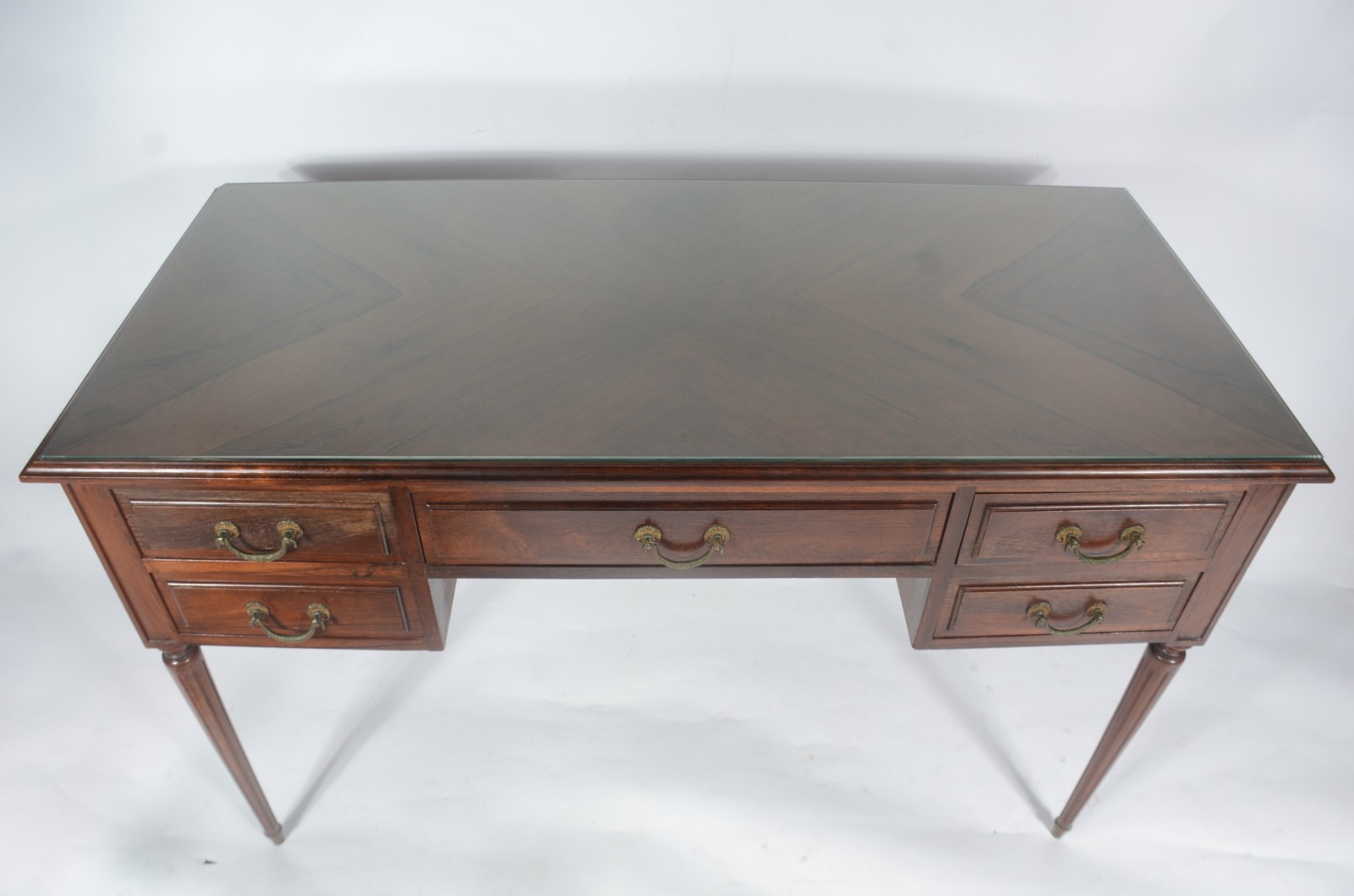 Mesa de escritório de madeira nobre, cinco gavetas, puxadores de... - foto 4 de 10