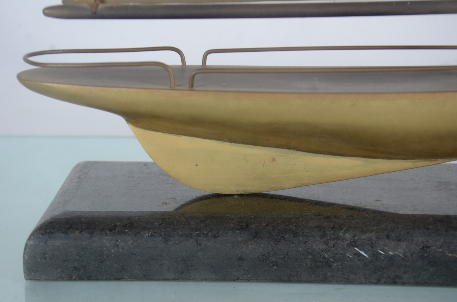 Escultura de bronze representando barco, base de mármore preto. - foto 4 de 11