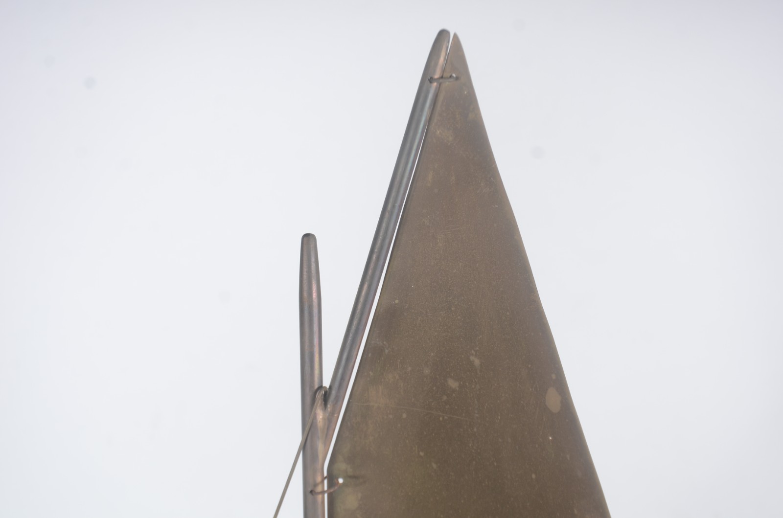 Escultura de bronze representando barco, base de mármore preto. - foto 7 de 11