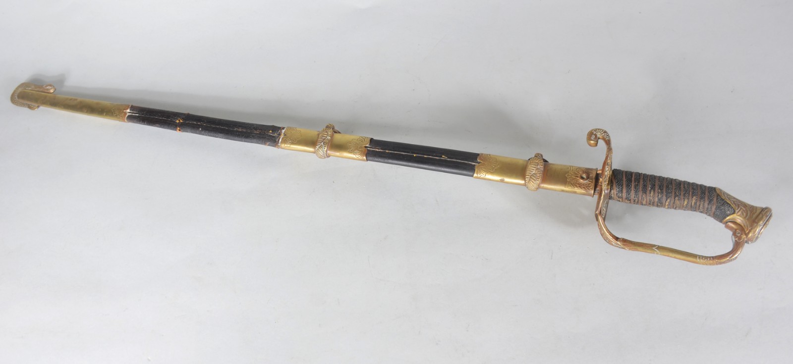 Espada com bainha de couro e metal dourado. Lâmina oxidada. Bainha... - foto 1 de 10
