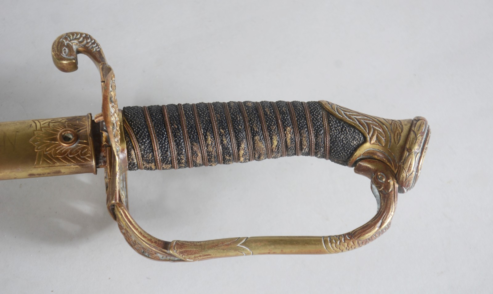 Espada com bainha de couro e metal dourado. Lâmina oxidada. Bainha... - foto 2 de 10