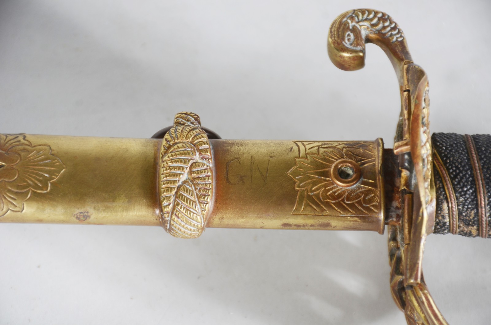 Espada com bainha de couro e metal dourado. Lâmina oxidada. Bainha... - foto 3 de 10