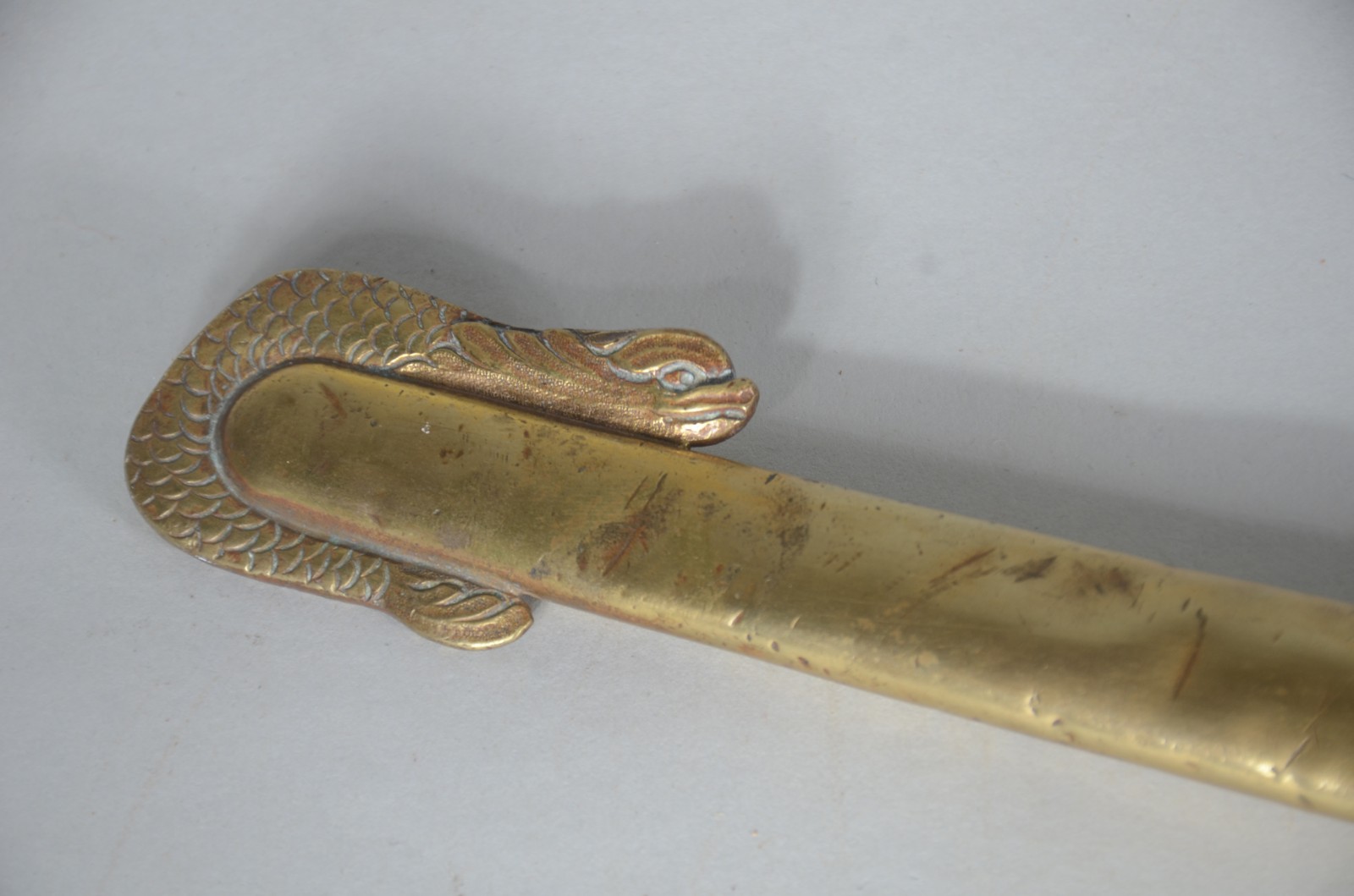 Espada com bainha de couro e metal dourado. Lâmina oxidada. Bainha... - foto 4 de 10
