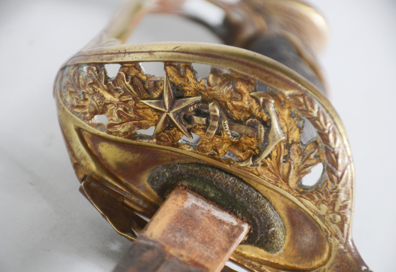 Espada com bainha de couro e metal dourado. Lâmina oxidada. Bainha... - foto 5 de 10