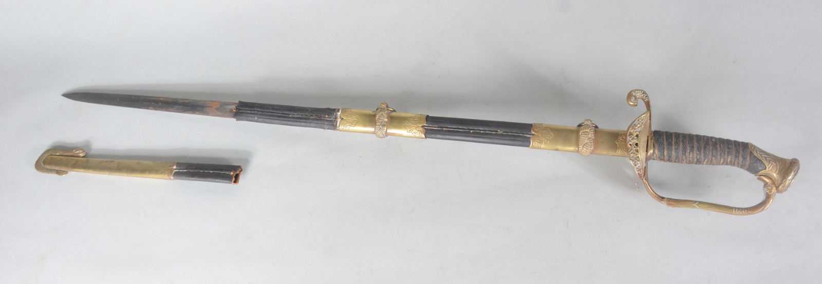 Espada com bainha de couro e metal dourado. Lâmina oxidada. Bainha... - foto 6 de 10