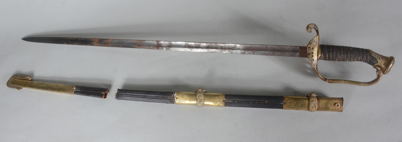 Espada com bainha de couro e metal dourado. Lâmina oxidada. Bainha... - foto 7 de 10