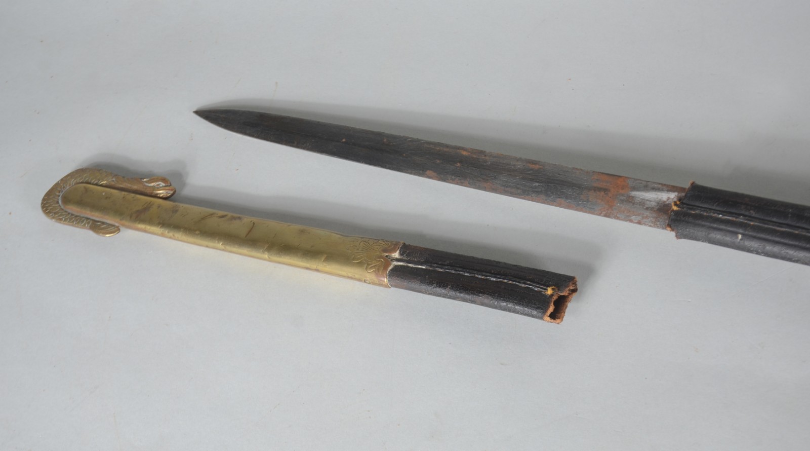 Espada com bainha de couro e metal dourado. Lâmina oxidada. Bainha... - foto 8 de 10
