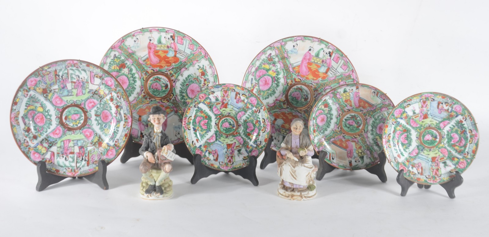 Diversas peças de porcelana policromada, sendo: 6 pratos orientais e... - foto 1 de 11