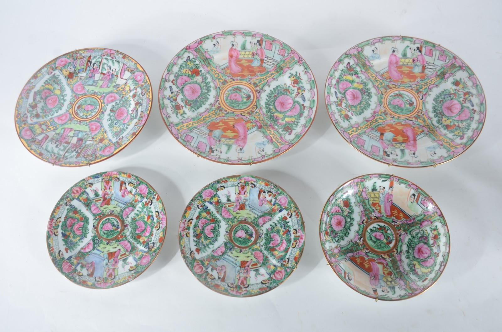 Diversas peças de porcelana policromada, sendo: 6 pratos orientais e... - foto 2 de 11