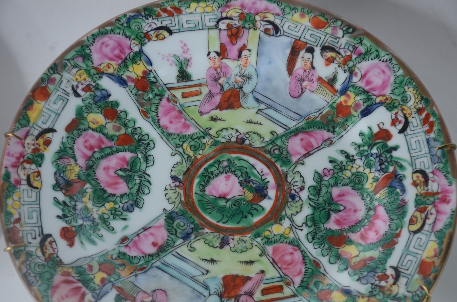 Diversas peças de porcelana policromada, sendo: 6 pratos orientais e... - foto 4 de 11