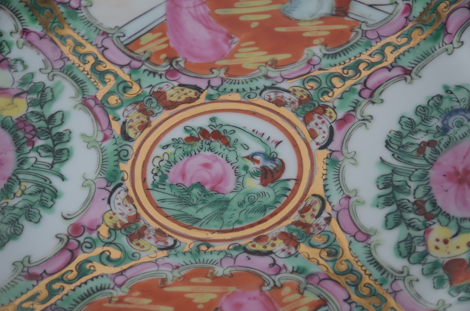 Diversas peças de porcelana policromada, sendo: 6 pratos orientais e... - foto 6 de 11