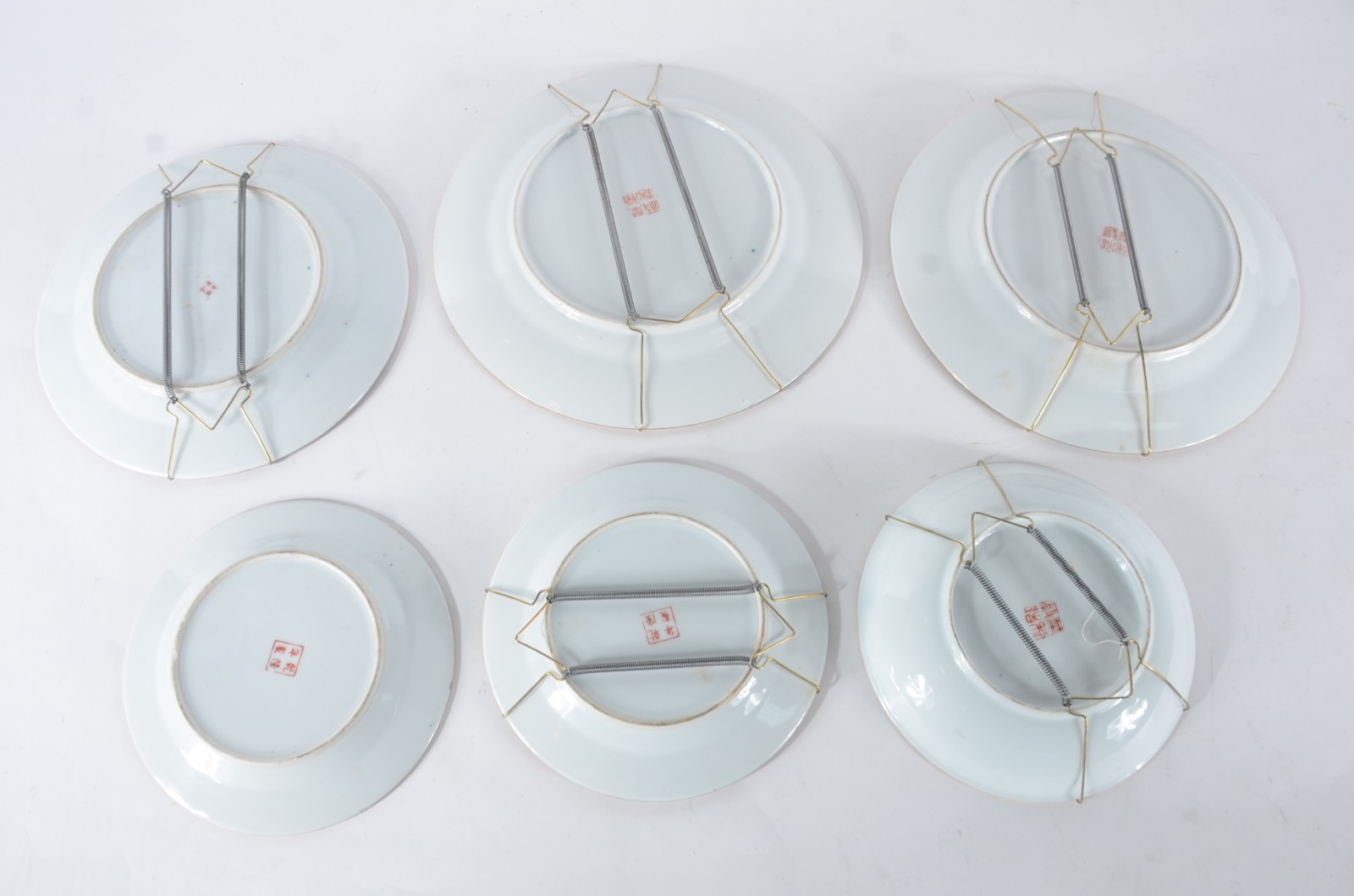 Diversas peças de porcelana policromada, sendo: 6 pratos orientais e... - foto 10 de 11