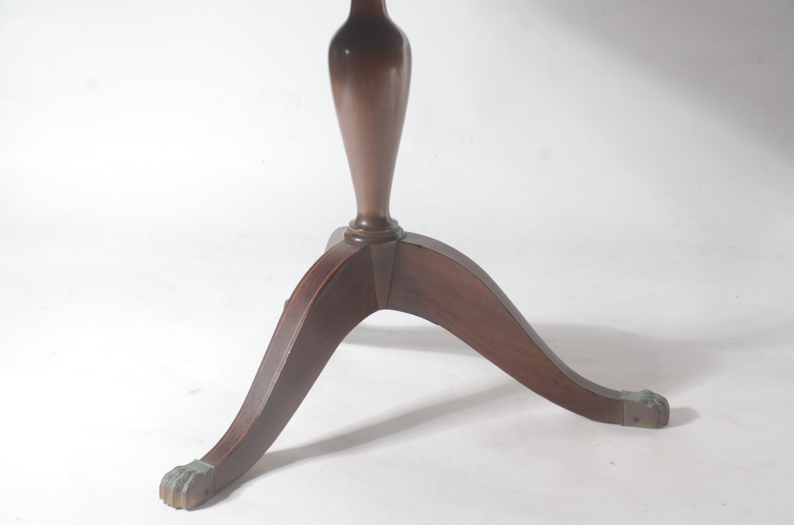 Mesa de jantar de madeira nobre, tampo oval com uma tábua extensora (... - foto 4 de 10