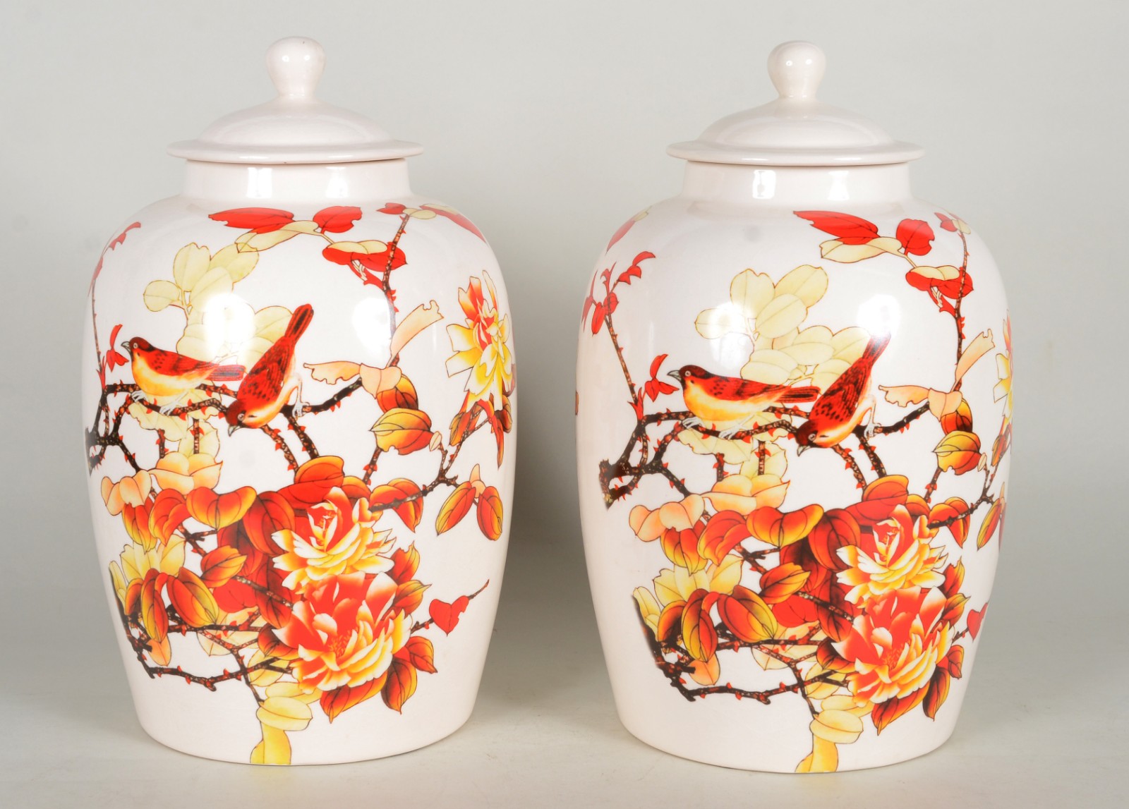 Par de potiches de porcelana decorados com flores e pássaros em... - foto 1 de 7