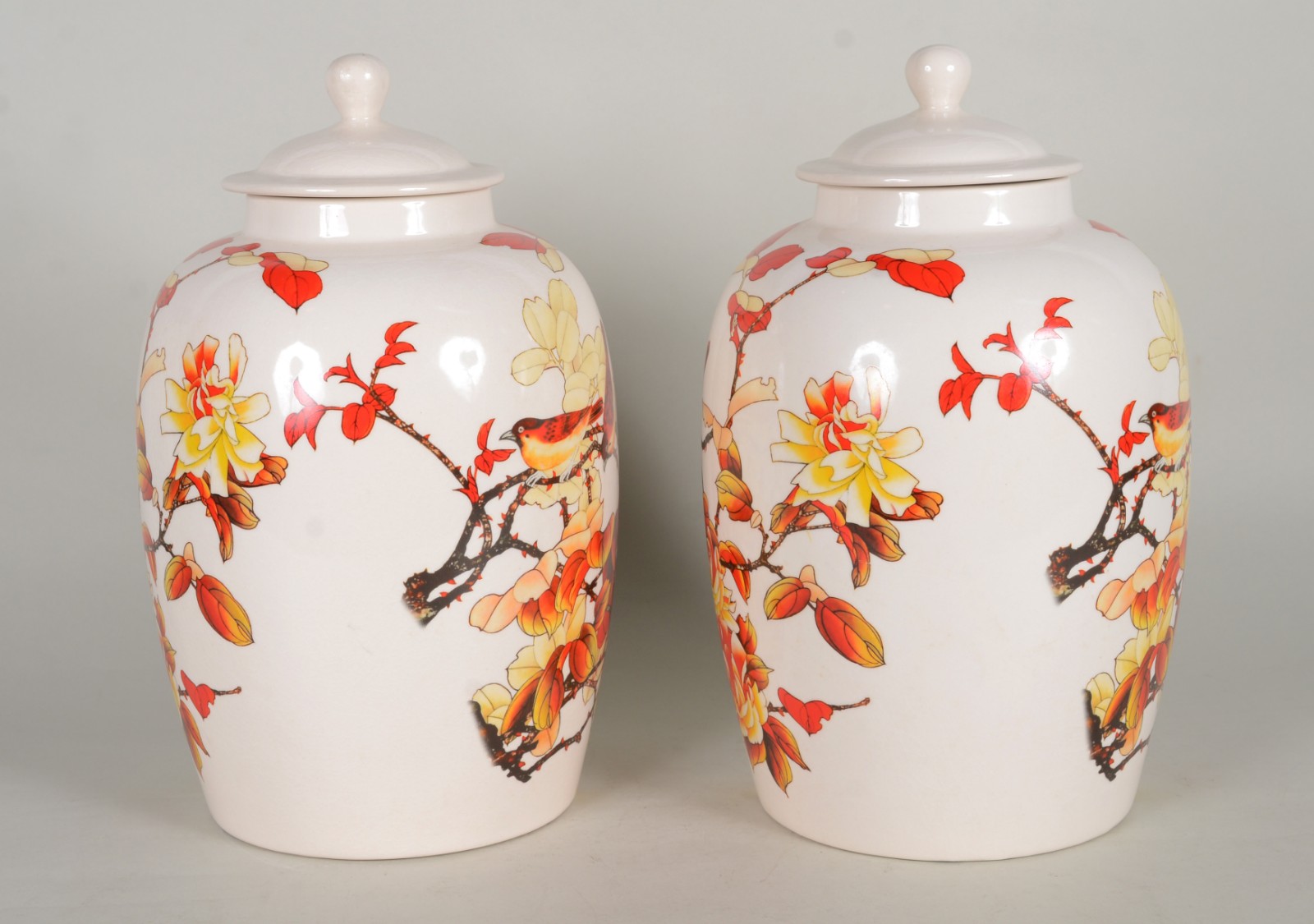 Par de potiches de porcelana decorados com flores e pássaros em... - foto 2 de 7