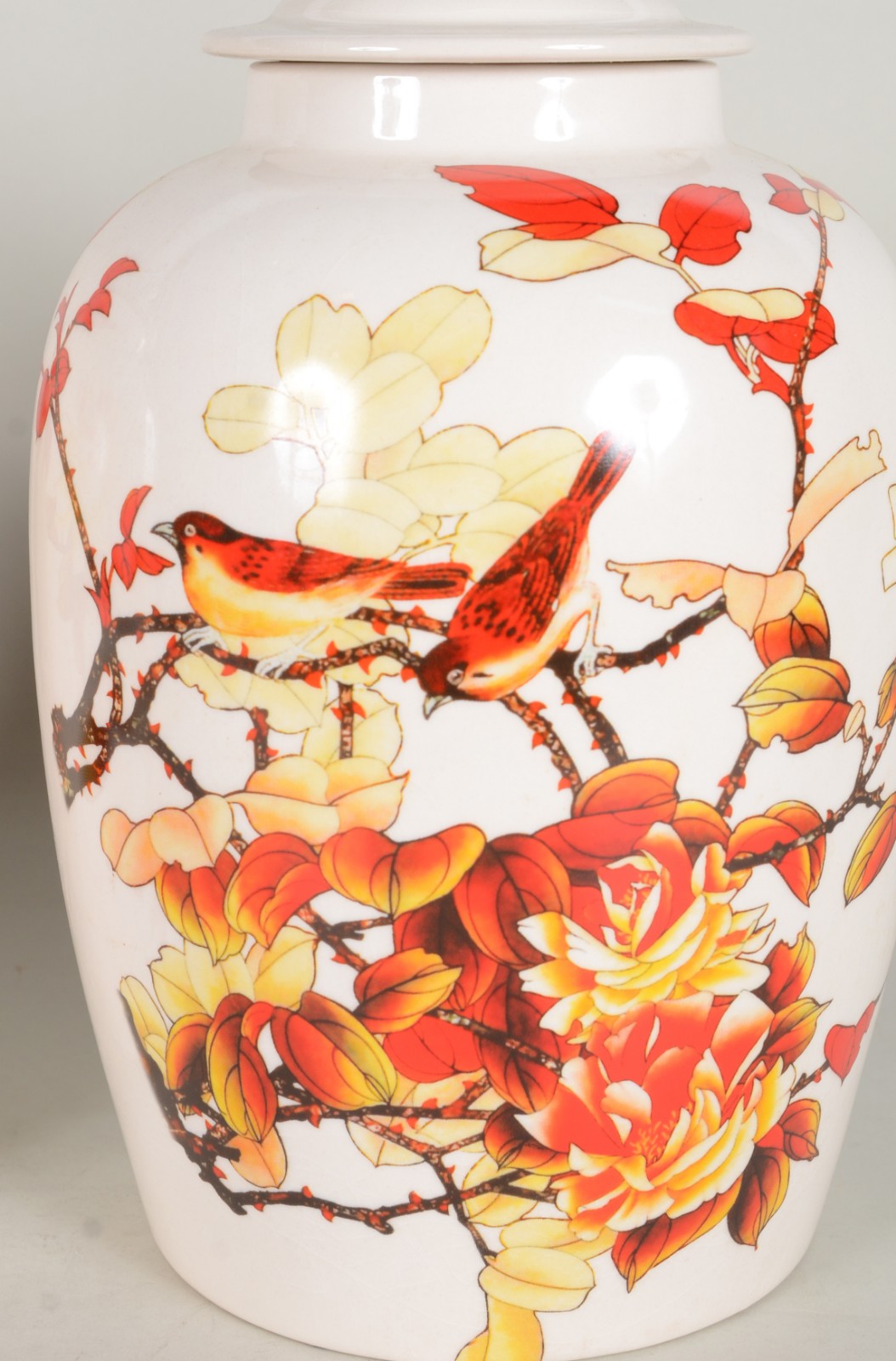 Par de potiches de porcelana decorados com flores e pássaros em... - foto 3 de 7